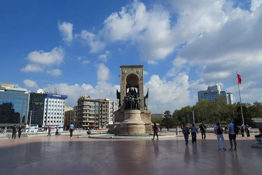 میدان تکسیم و خیابان استقلال